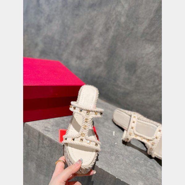 Perfect ROCKSTUD LAMINATED NAPPA WEDGE SANDAL